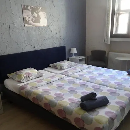 Hostel Wroclawska Z Lazienkami *